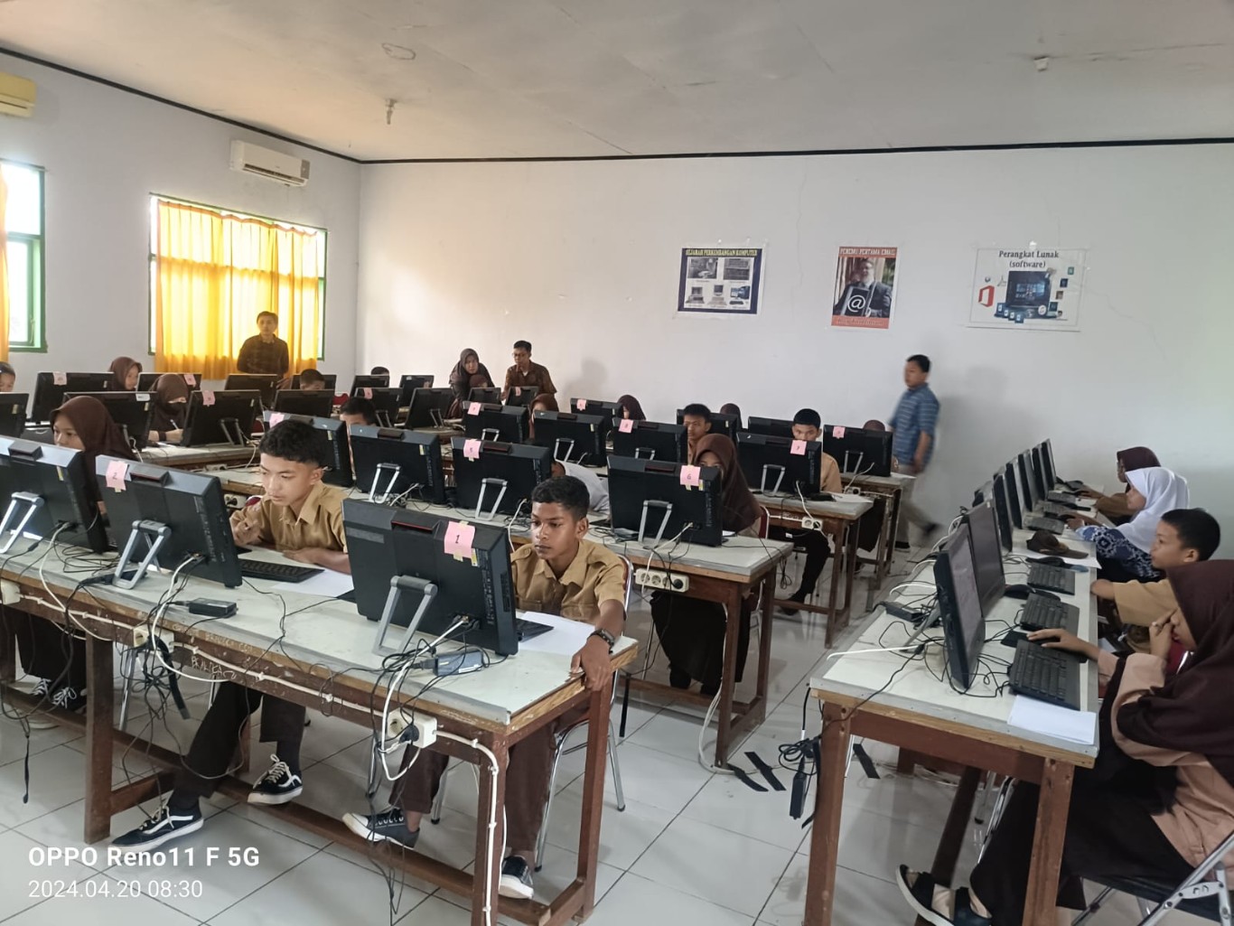 LOMBA MAPEL -- Suasana lomba Mapel yang digelar Dinas Pendidikan dan Kebudayaan Kabupaten Maros dalam rangka turut memeriahkan Hardiknas.