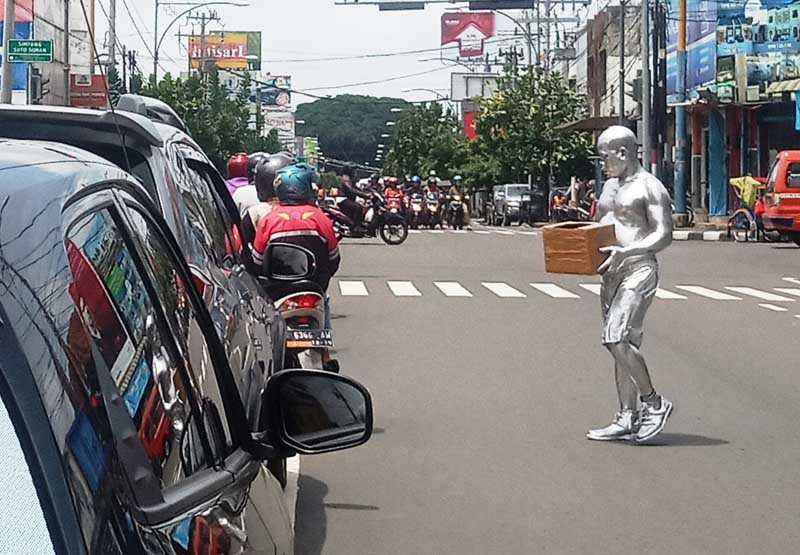 Dirazia, Manusia Silver  Lempari dan Panah Satpol PP