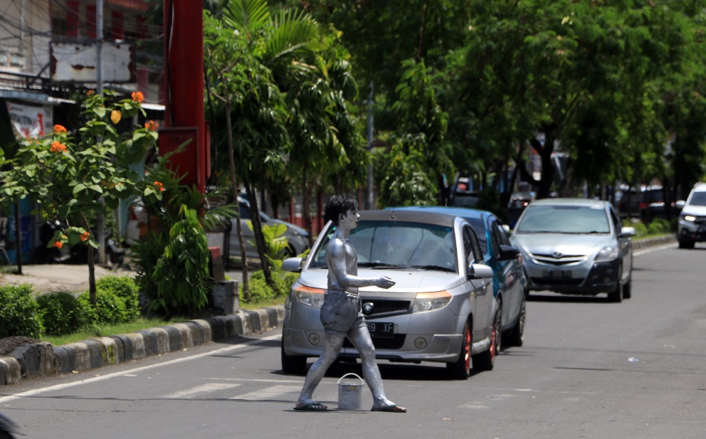 Manusia Silver Lolos dari Kejaran Patroli Dinsos