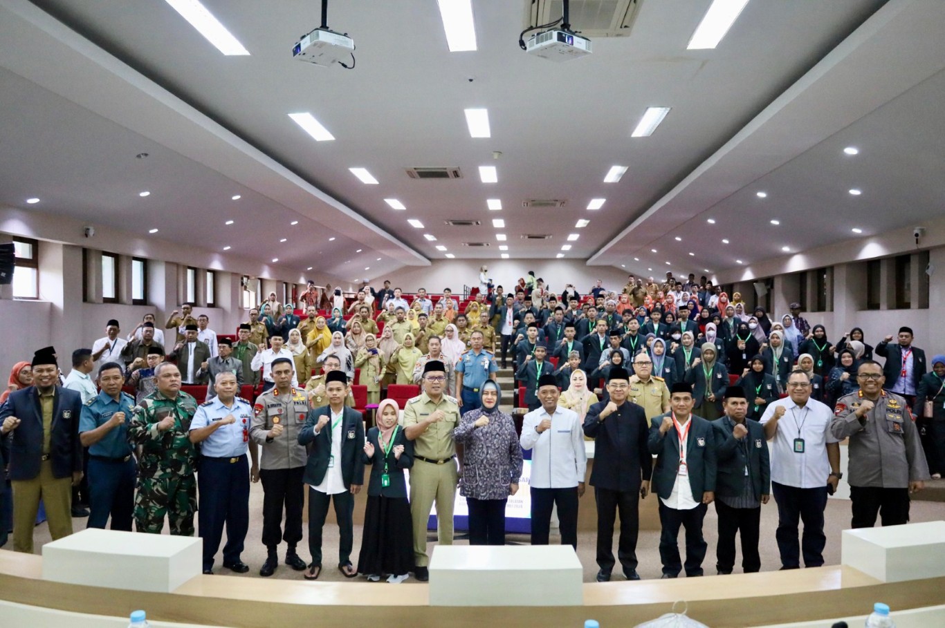 ist MELEPAS--Wali Kota Makassar Moh Ramdhan Pomanto melepas kontingen Kafilah Kota Makassar MTQ XXXIII di Ruang Sipakatau Balai Kota, Senin (29/4).