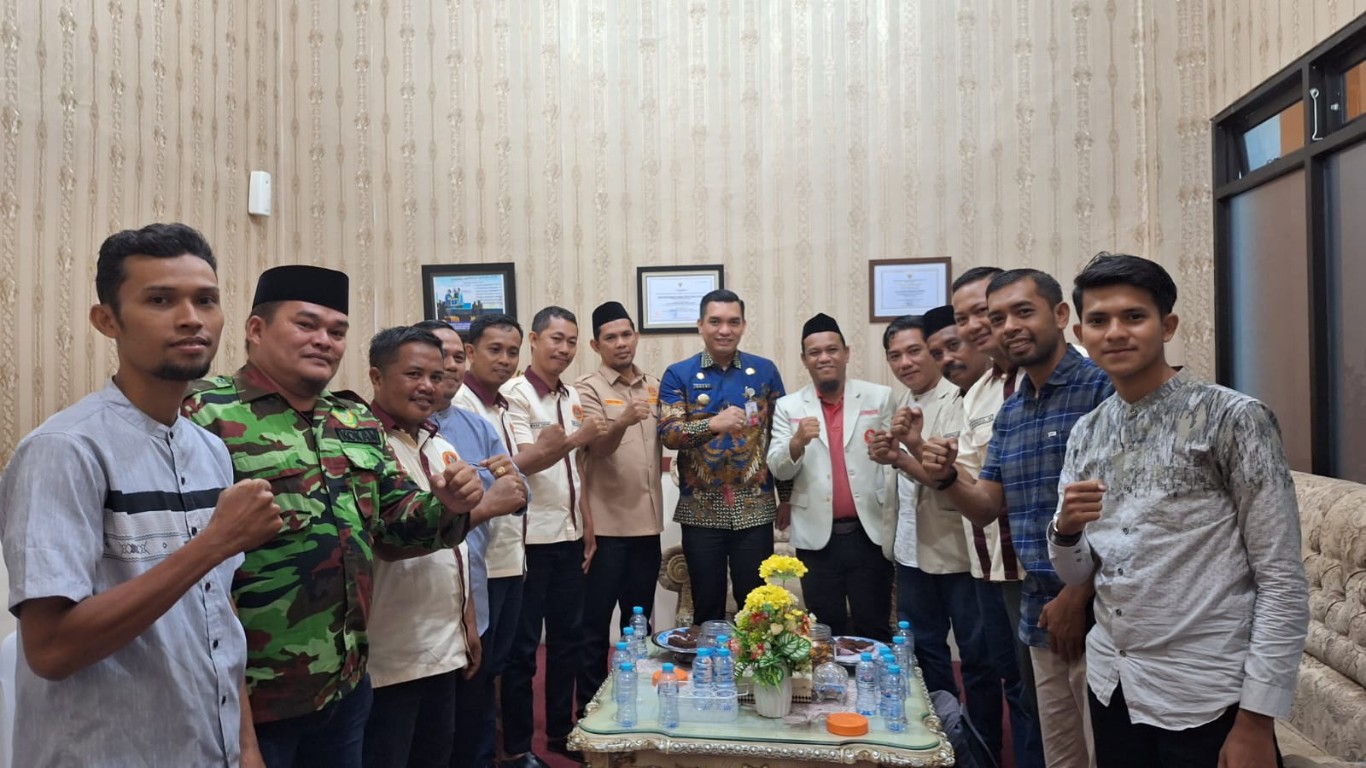 MUSWIL -- Sekkab Takalar, H Muhammad Hasbi saat menerima rombongan Pemuda Muhammadiyah di ruang kerjanya, yang akan mengikuti Muswil Pemuda Muhammadiyah yang berlangsung di Asrama Haji Sudiang, Kota Makassar.