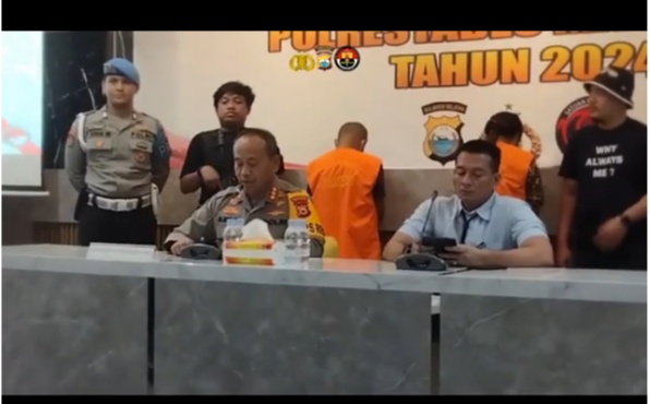 IST NARKOBA -- Kapolrestabes Makassar, Kombes Pol Mokhamad Ngajib didampingi Kasat Narkoba Polrestabes Makassar, AKBP Doli M Tanjung memberikan keterangan pengungkapan kasus narkoba yang baru jenis MDBM-INCANA.