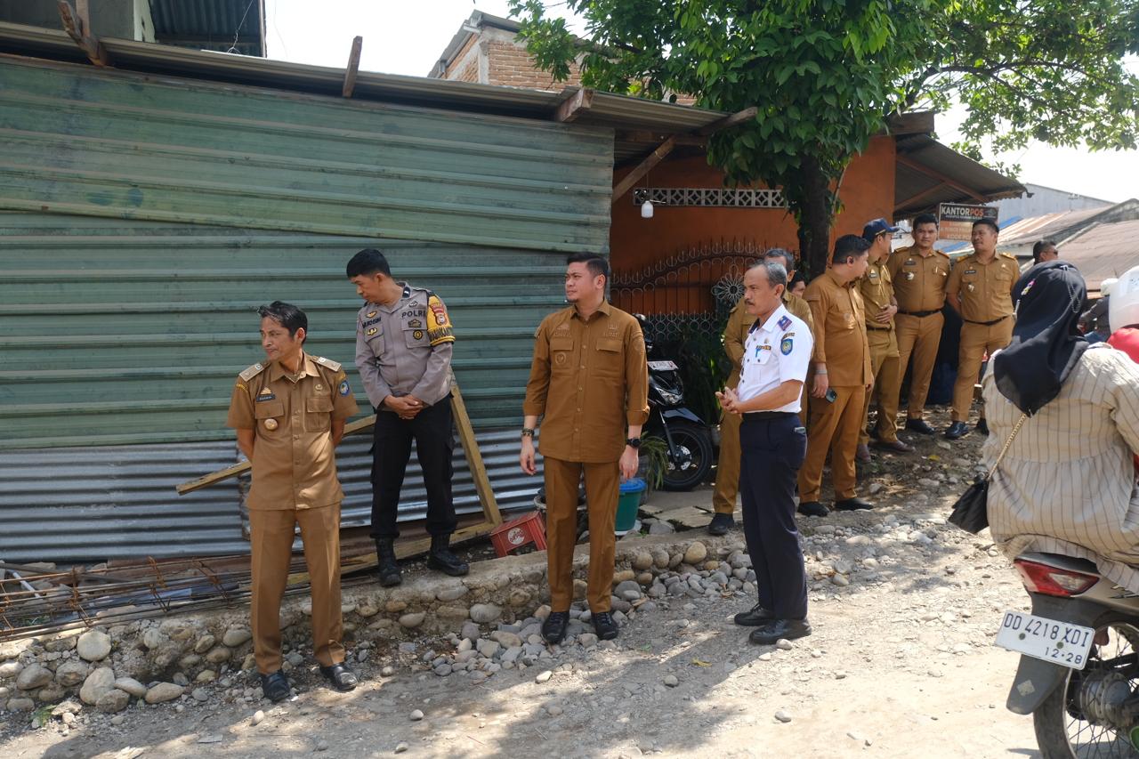 IST PANTAU -- Bupati Gowa, Adnan Purichta Ichsan, memantau langsung ujicoba jalan alternatif Pangkabinanga. Sepeda motor sudah bisa lewat. 