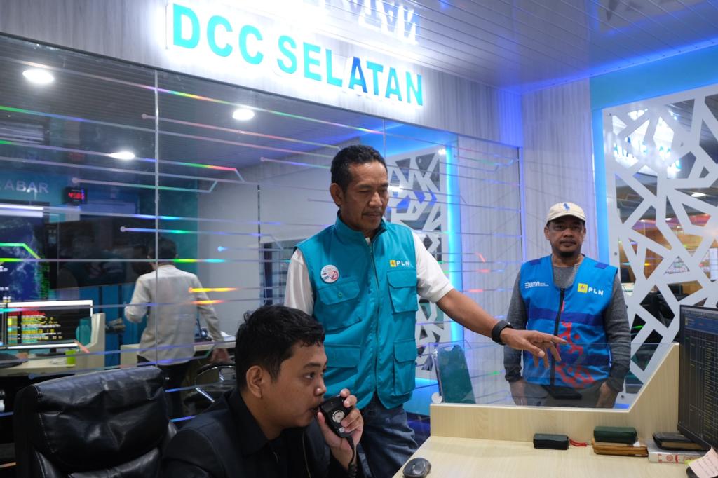 PANTAU -- General Manager PLN Unit Induk Distribusi Sulselrabar, Moch. Andy Adchaminoerdin memantau secara langsung aktivitas personel PLN siaga 24 jam baik di sistem kontrol distribusi.