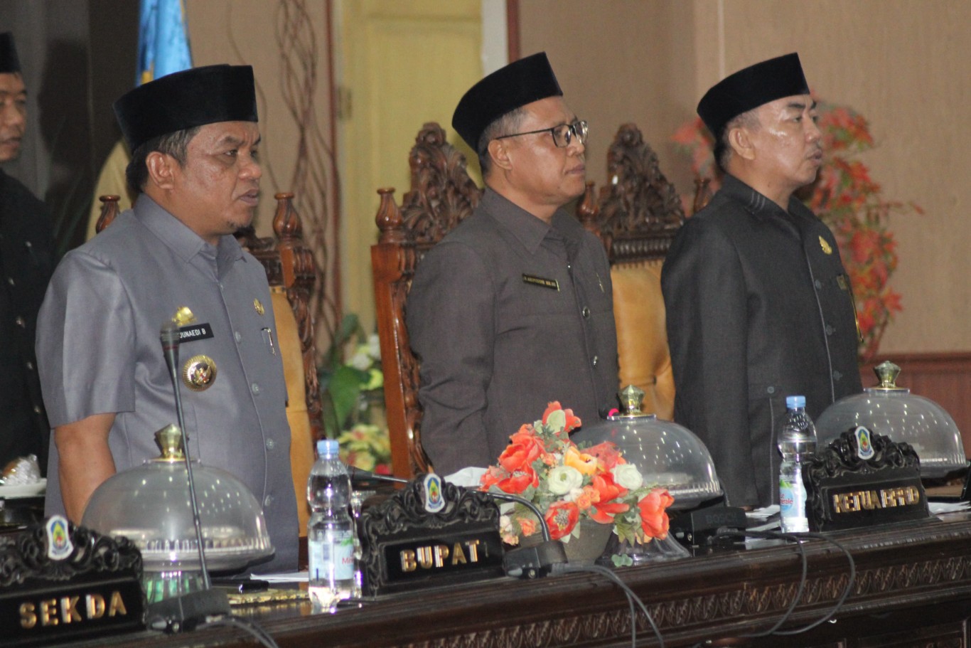 PARIPURNA -- Pj Bupati Jeneponto, Junaedi Bakri (kiri) ketika mengikuti rapat paripurna dalam rangka penyerahan LKPJ Pemkab Jeneponto.