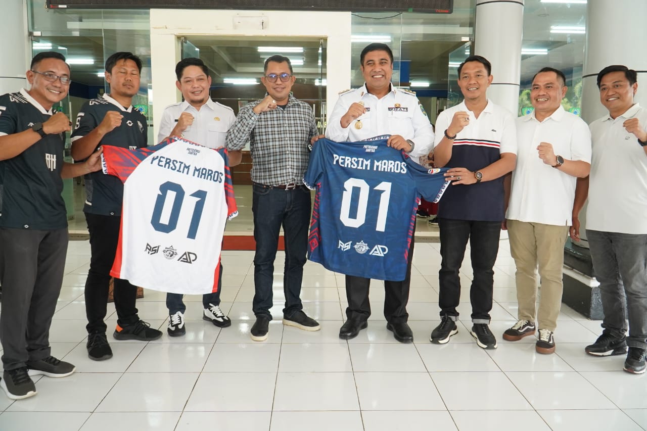 PELEPASAN -- Bupati Maros, Chaidir Syam (empat dari kanan) saat melakukan pelepasan skuad Persim Maros menuju kompetisi Liga 3.