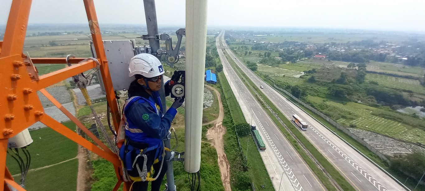 PEMELIHARAAN -- Seorang teknisi XL Axiata sedang melakukan pemeliharaan perangkat BTS (Base Transceiver Station) di sebuah tower.