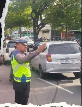 PENGATURAN -- Salah seorang personel Sat Lantas Polres Pelabuhan Makassar saat melaksanakan pengaturan arus lalulintas di depan pintu satu masuk keluar penumpang kapal di Jalan Nusantara.