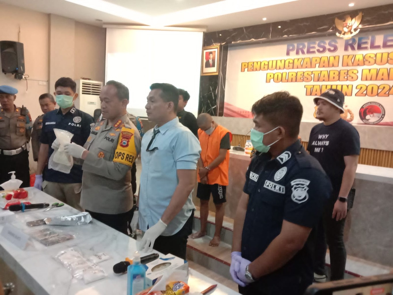 PENGUNGKAPAN -- Kapolrestabes Makassar, Kombes Pol Mokhamad Ngajib (tiga dari kanan) didampingi Kasat Narkoba melakukan press release tentang pengungkapan kasus narkoba jenis baru di aula Mappaoddang, Polrestabes Makassar.