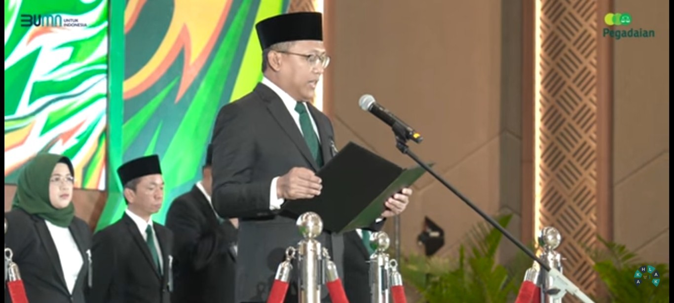 PERINGATAN HUT -- Direktur Utama PT Pegadaian, Damar Latri Setiawan membacakan sambutan saat menjadi inspektur upacara peringatan HUT ke-123 PT Pegadaian yang dilaksanakan secara hibrid, Senin, 1 April 2024.