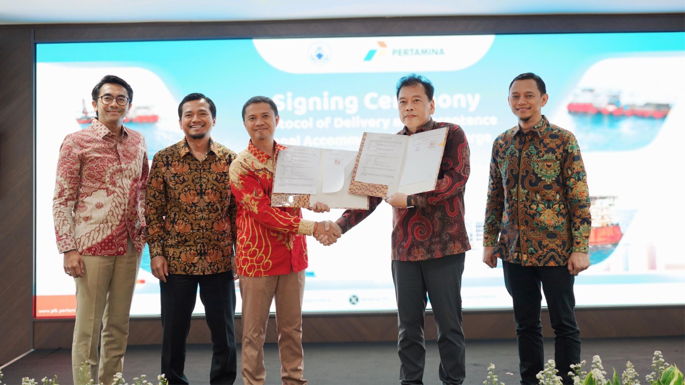 PODA -- Direktur Operasi PTK, Slamet Harianto (tiga dari kiri) dan President Director Tamarin, Kardja Rahardjo (dua dari kanan), menunjukkan naskah PODA yang telah ditandatangani kedua belah pihak disaksikan Direktur Armada PT Pertamina Internasional Shipping, Muhammad Irfan Zainul Fikri dan Direksi PT PTK lainnya.