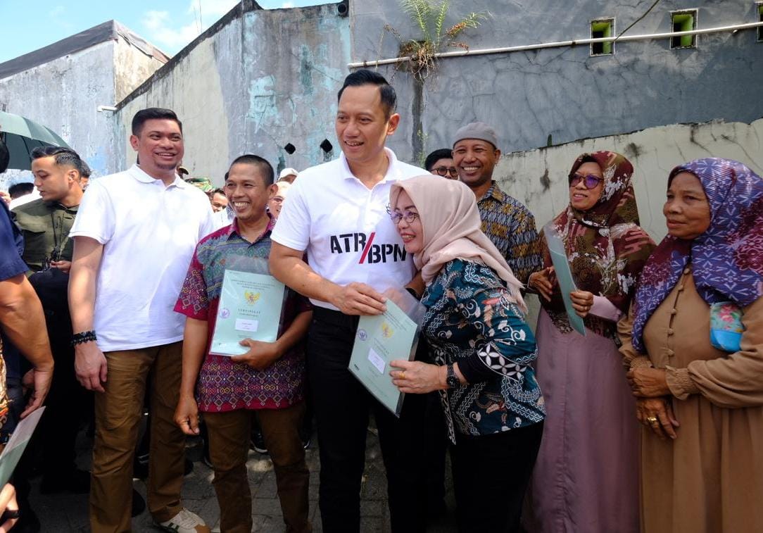 IST PTSL -- Menteri ATR/BPN, Agus Harimurti Yudhoyono didampingi Pj Gubernur Sulsel, Bahtiar Baharuddin dan Bupati Gowa Adnan Purichta Ichsan menyerahkan sertipikat PTSL kepada warga Romang Polong. 