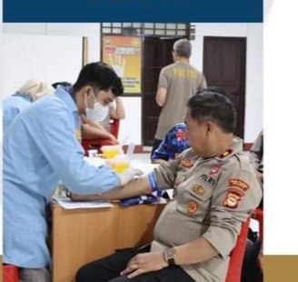 RIKKES -- Petugas kesehatan yang memeriksa kesehatan anggota di aula Mapolres Pelabuhan Makassar.