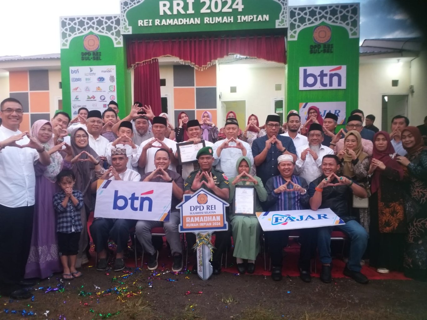 BKM/SAR RUMAH IDAMAN -- Ketua DPD REI Sulsel, Mahmud Lambang bersama Dandim 1409 Gowa, Letkol Inf Muh Isnaeni Natsir, dan Serda Abdul Hafid Haris serta para anggota Unit Intel Kodim Gowa. 