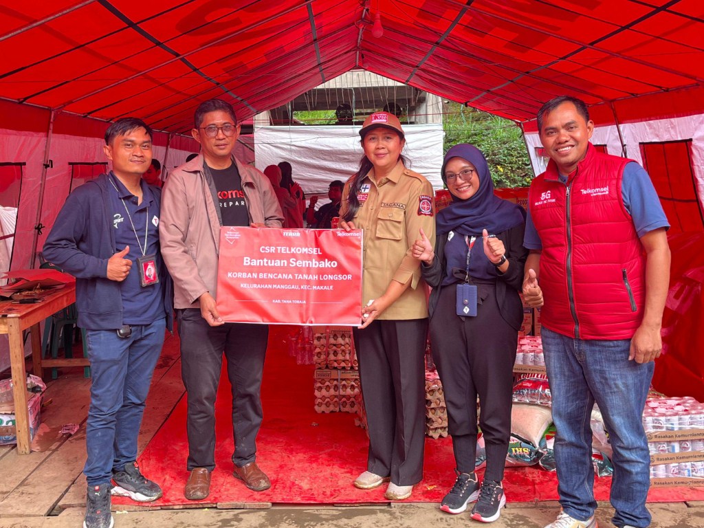 SALURKAN BANTUAN -- Manager Household Consumer Telkomsel Branch Parepare, Abraham Allopasau ‘Tangdialla’, menyerahkan  bantuan CSR dari Telkomsel kepada korban bencana tanah longsor melalui Kepala Dinas Sosial Kabupaten Tana Toraja, Adriana Saleng.