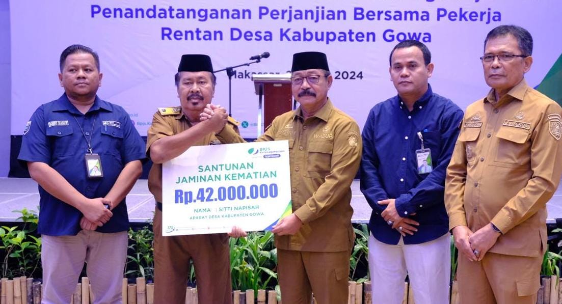 IST SANTUNAN -- Wabup Gowa, Abdul Rauf Malaganni, menyerahkan santunan jaminan kematian kepada ahli waris almarhumah Sitti Napisah sebesar Rp42 juta. 