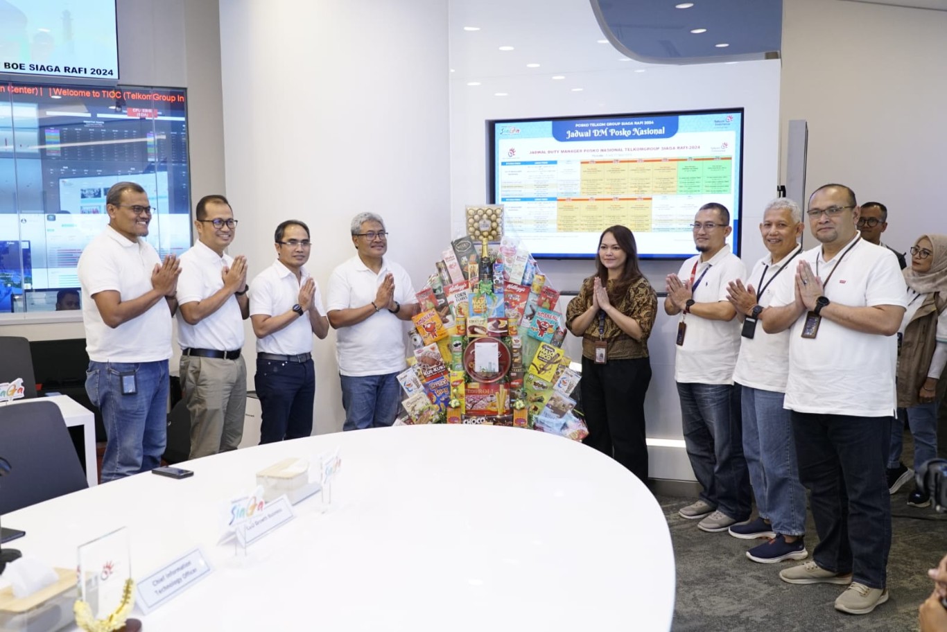 SERAHKAN BINGKISAN -- Direktur Network & IT Solution Telkom Herlan Wijanarko (keempat dari kiri), Direktur Group Business Development Telkom Honesti Basyir (ketiga dari kiri), Direktur Strategic Portfolio Telkom Budi Setyawan Wijaya (kedua dari kiri), dan EGM Service Operation Telkom Suharyoto (paling kiri) menyerahkan simbolis bingkisan kepada personel posko yang bertugas di Telkom Integrated Operation Center Telkom dalam rangkaian acara kunjungan ke Posko TelkomGroup SIAGA RAFI 2024 di Jakarta.