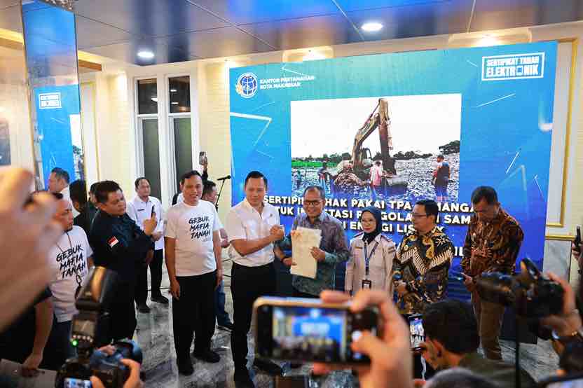 ist SERTIFIKAT--Menteri Agraria dan Tata Ruang, AHY memberikan secara langsung ke Wali Kota Makassar Moh Ramdhan Pomanto sertifikat elektronik hak pengelolaan Karebosi dan enam  bidang tanah lainnya ke Pemkot Makassar,kemarin.