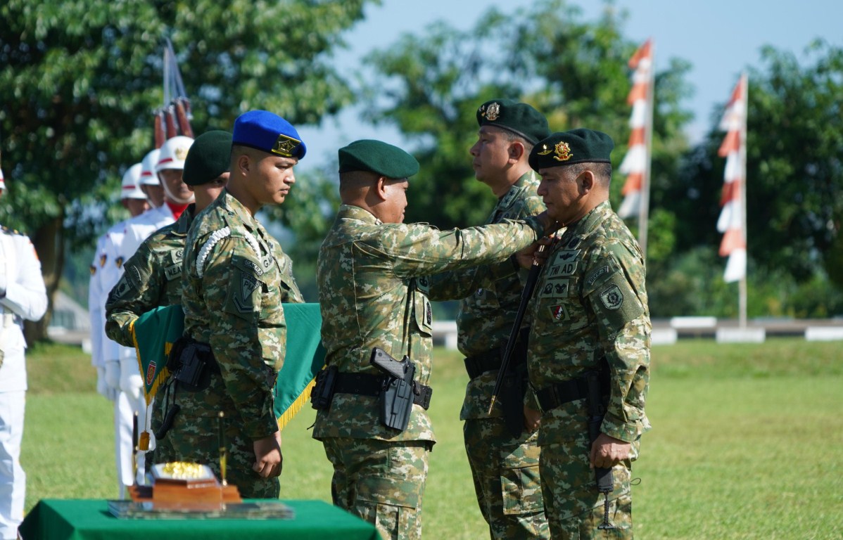 IST SERTIJAB -- Pangkostrad Letjen TNI Muhammad Saleh Mustafa saat memimpin sertijab Pangdivif 3 Kostrad Gowa dari pejabat lama Mayjen TNI Choirul Anam kepada pejabat baru Brigjen TNI Bangun Nawoko. 