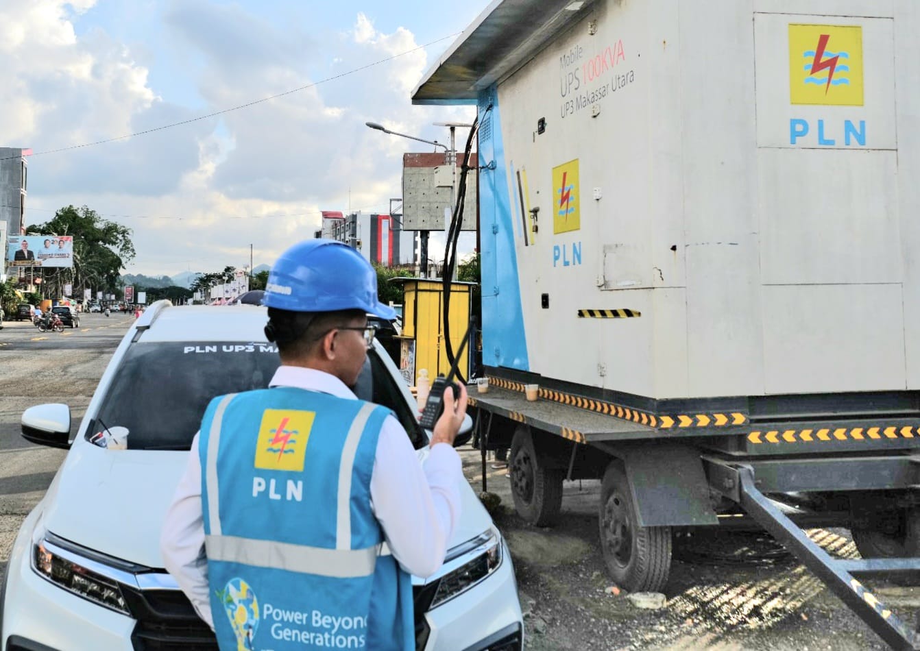 SIAGA -- Tim teknis PLN UID Sulselrabar dengan peralatan lengkap, siap mengawal pasokan listrik tanpa kedip saat kunjungan kerja Presiden RI, Joko Widodo ke Provinsi Sulawesi Barat.