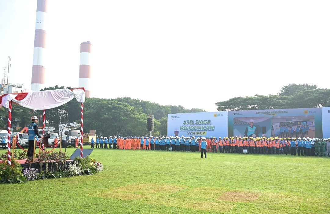 APEL SIAGA -- Suasana Apel Siaga Kelistrikan Nasional yang berpusat di PLTGU Gresik, Jawa Timur.