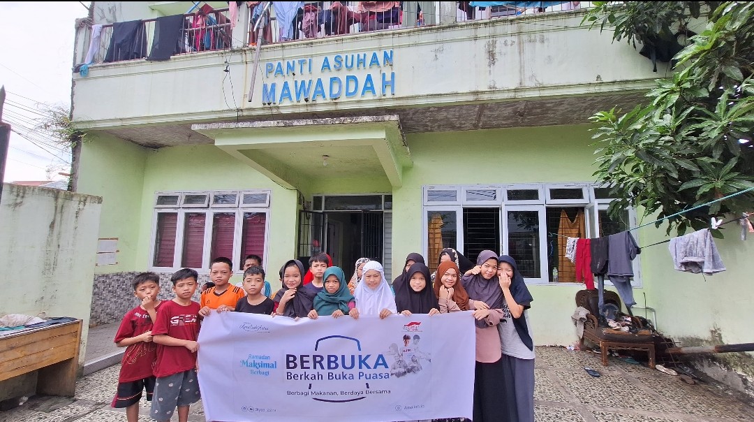 BUKA PUASA -- Penyerahan bingkisan buka puasa dari Grup Astra Makassar kepada sejumlah panti asuhan dan masjid yang ada di Kota Makassar.