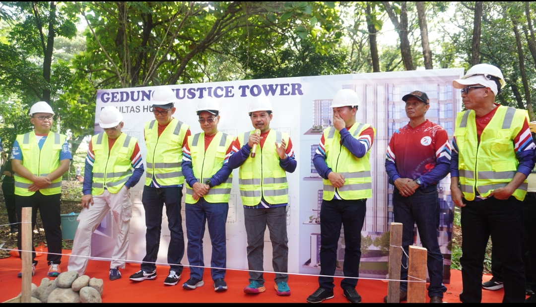 BKM/YUSRIL PELETAKAN--Kepala Kejaksaan Tinggi Sulsel, Agus Salim SH MH meletakkan batu pertama pembangunan Gedung Justice Tower yang berada di areal Kampus Universitas Hasanuddin, Sabtu (20/4).