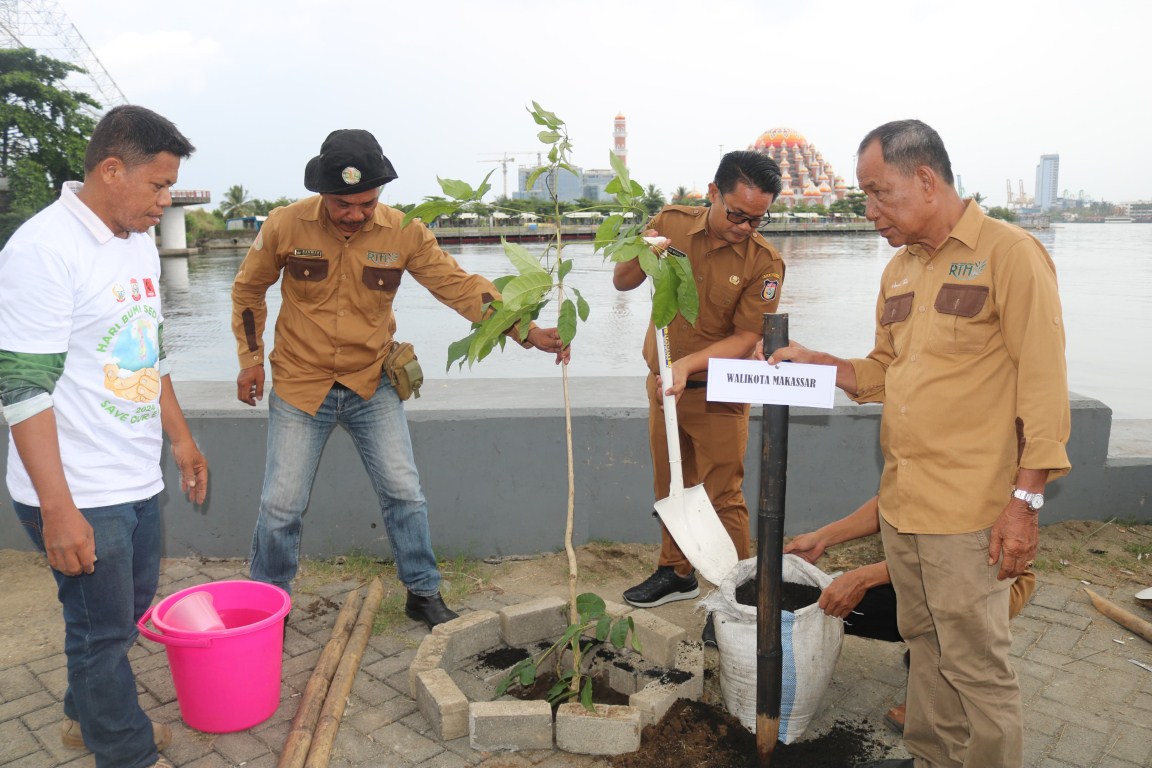 ist PERINGATI--Memperingati Hari Bumi atau Save Our Earth, Pemkot Makassar melalui Dinas Lingkungan Hidup dan DPD Projo melakukan penanaman ratusan pohon di beberapa titik di Makassar, Senin (22/4).