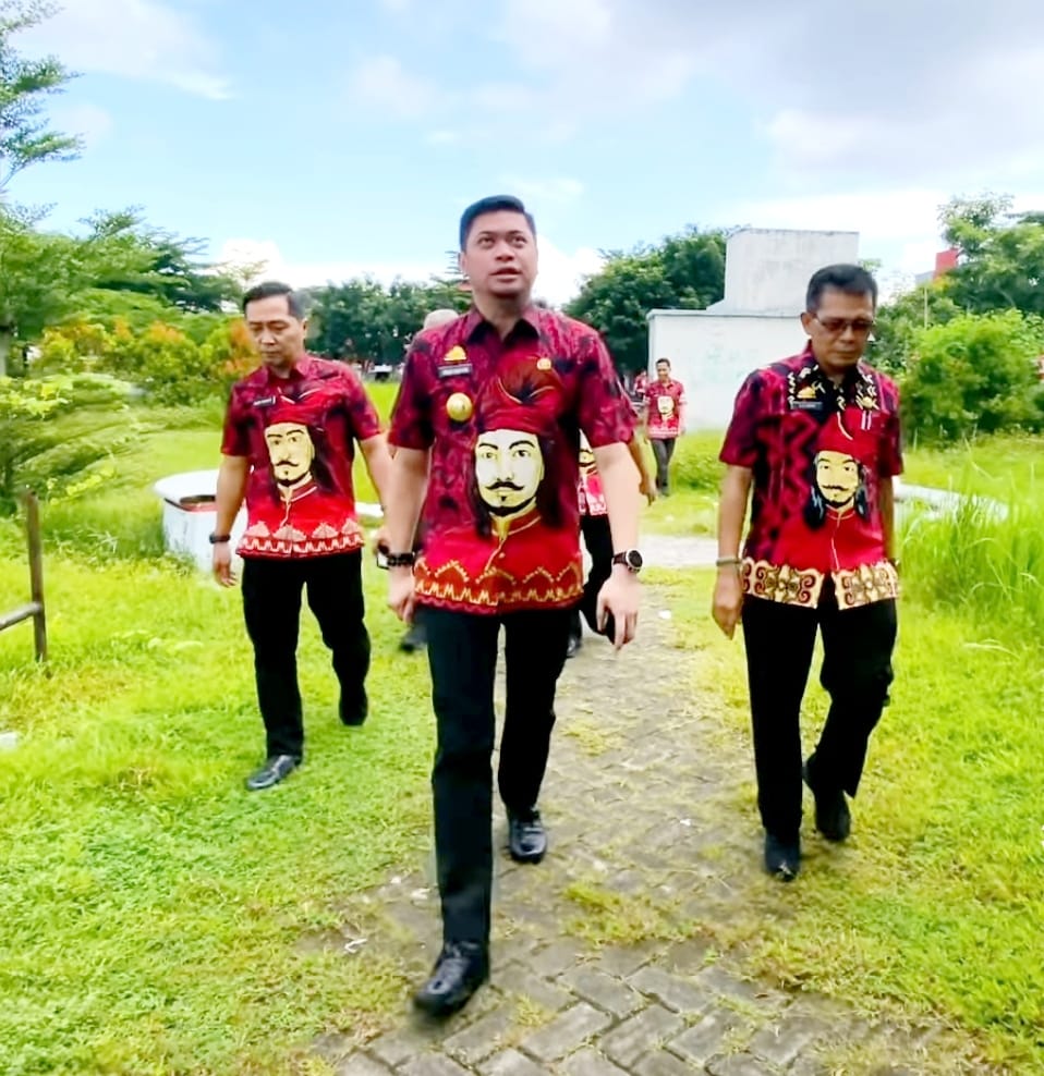 IST TINJAU -- Bupati Gowa, Adnan Purichta Ichsan bersama Pj Sekkab Gowa, Abdul Karim Dania dan sejumlah pimpinan SKPD saat meninjau Taman Sultan Hasanuddin di Jalan Tumanurung.