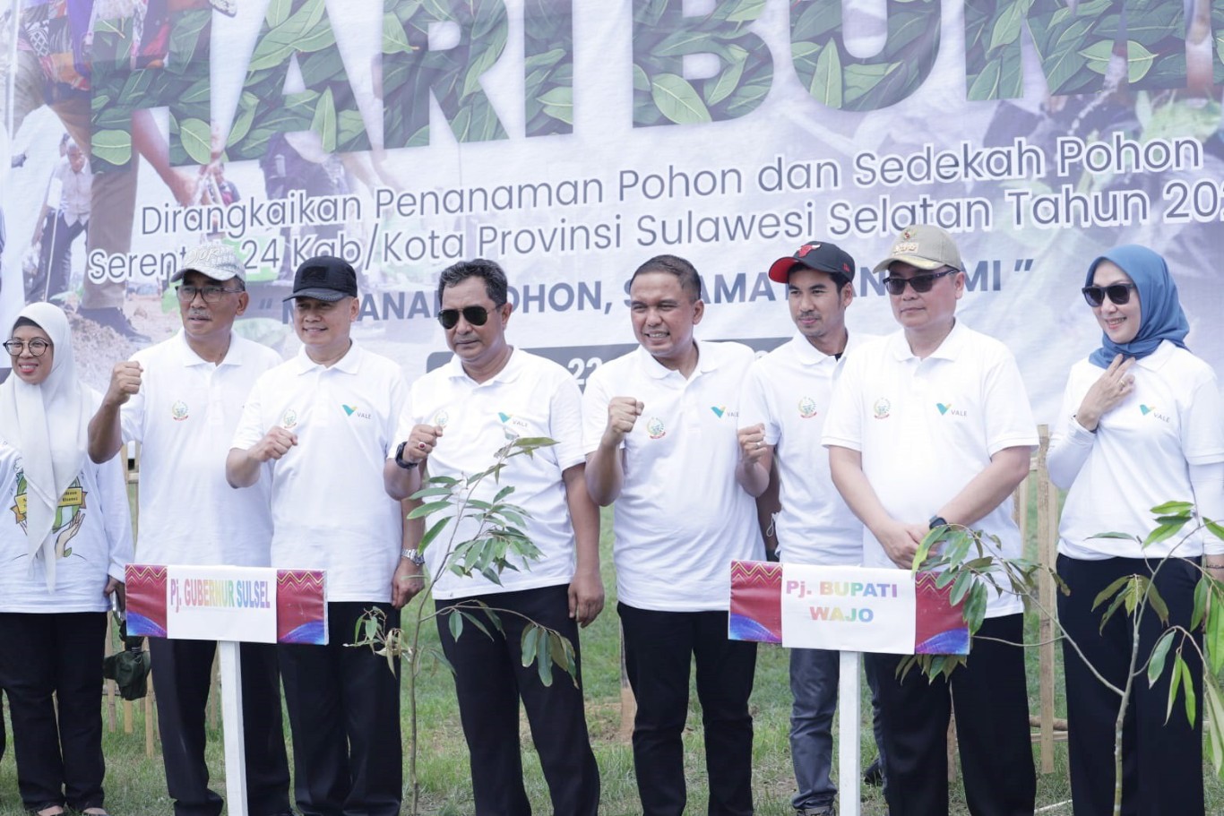 TANAM POHON -- Pj Gubernur Sulsel Bahtiar didampingi Pj Bupati Wajo Andi Bataralifu foto bersama usai melakukan penanaman pohon di kawasan Bendung Gerak Tempe sebagai rangkaian dari Hari Bumi yang dipusatkan di Kabupaten Wajo baru-baru ini.