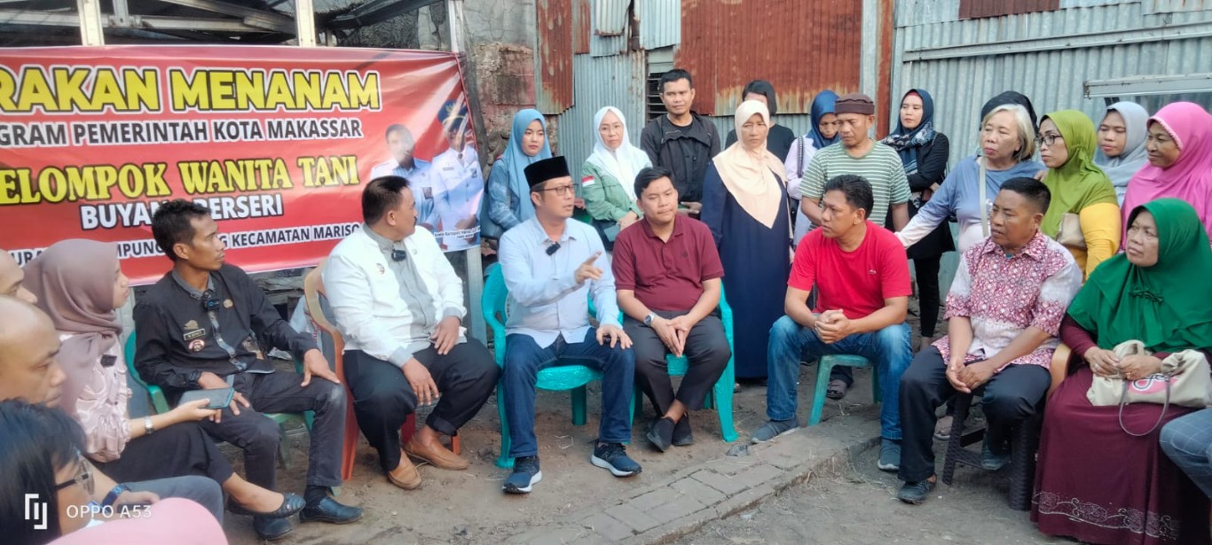 BKM/ANWAR SENTUH HATI--Camat Mariso, Aswin Kartapati Harun didampingi Lurah Kampung Buyang, Sattubo serta seluruh lurah se Kecamatan Mariso saat melakukan kegiatan Sentuh Hati bersama warga di lokasi kebun milik KWT Buyang Berseri, Kelurahan Kampung Buyang,Jumat (26/4).