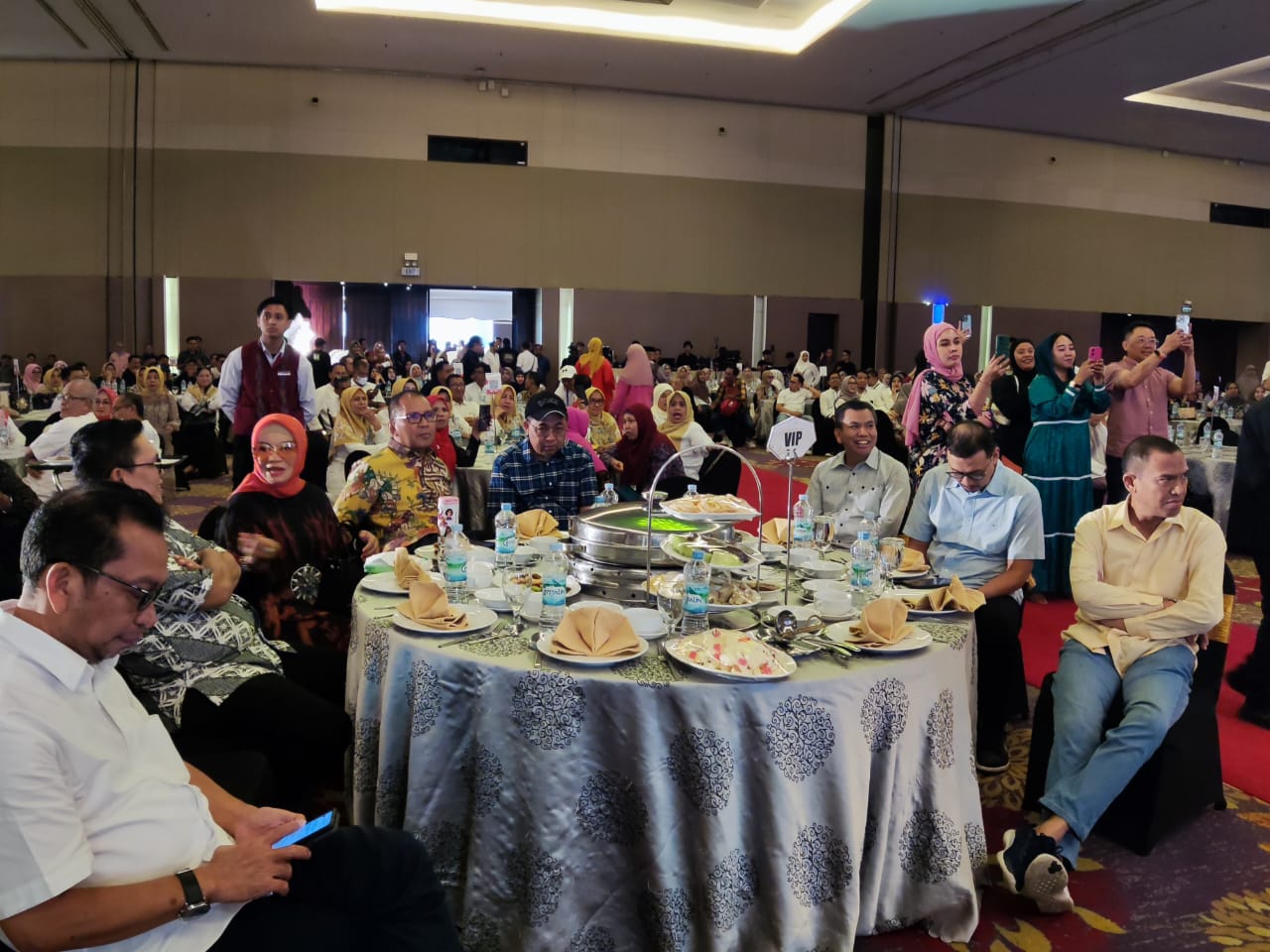 ist HADIRI--Wali Kota Makassar Moh Ramdhan Pomanto menghadiri acara  halal bihalal, Senin (15/4) di Hotel Claro Makassar.Wali kota mengusulkan untuk membentuk skill holding yang akan menjadi database semua keahlian para alumni.