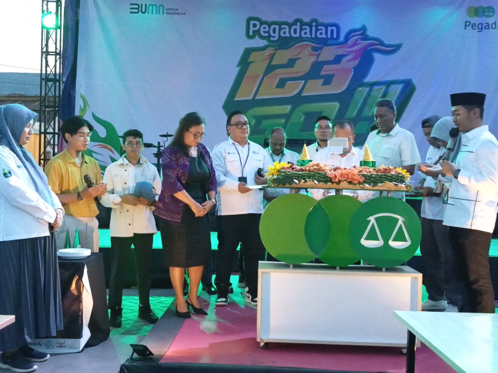 HUT -- Pimpinan Cabang Pegadaian Bantaeng merayakan ulang tahun sekaligus buka puasa bersama dengan anak yatim piatu dan masyarakat umum di Ramadhn Clothing and Cillinary Fest (RSS) Bantaeng baru-baru ini.