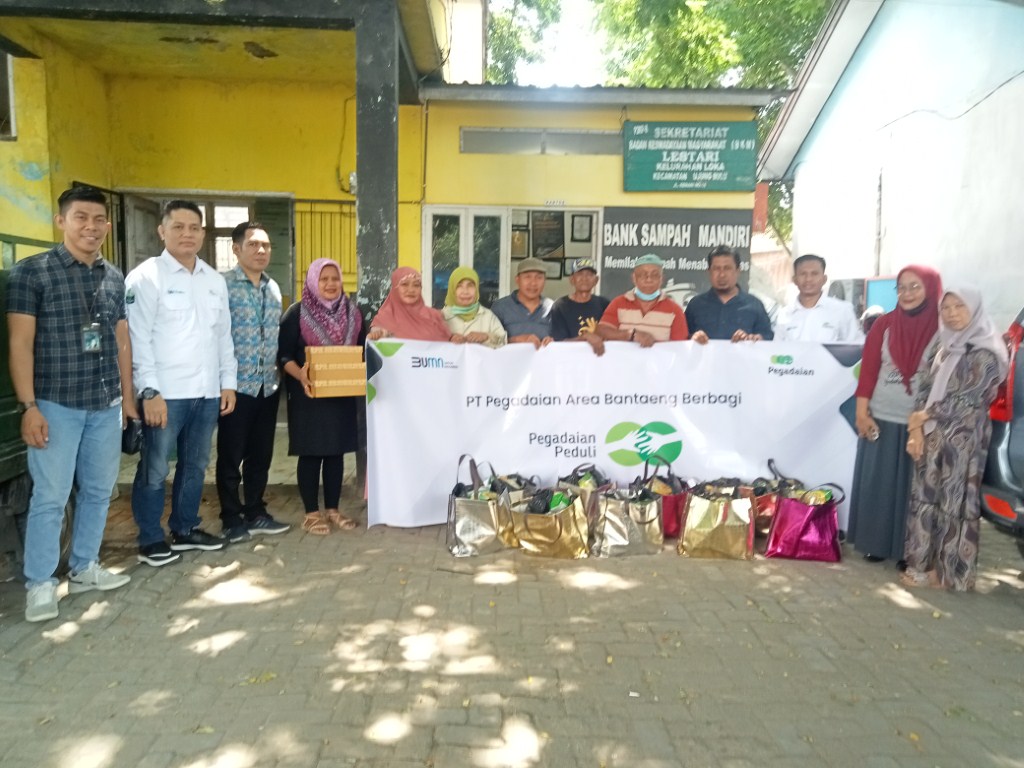 PEMBINAAN -- Pimpinan Cabang Pegadaian Cabang Bantaeng foto bersama usai melakukan pembinaan terhadap pengurus Bank Sampah Mandiri Kelurahan Loka Kabupaten Bantaeng