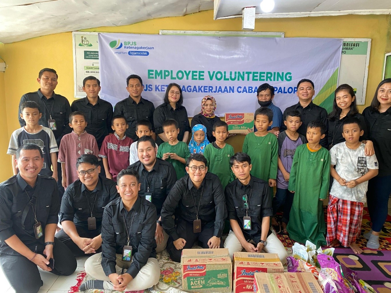 BANTUAN --  Kepala BPJS Ketenagakerjaan Cabang Palopo, Muminati menyerahkan bantuan paket sembako kepada penghuni Panti Asuhan Ar-Rahman yang diterima Awal selaku ketua Panti Asuhan Ar-Rahman.