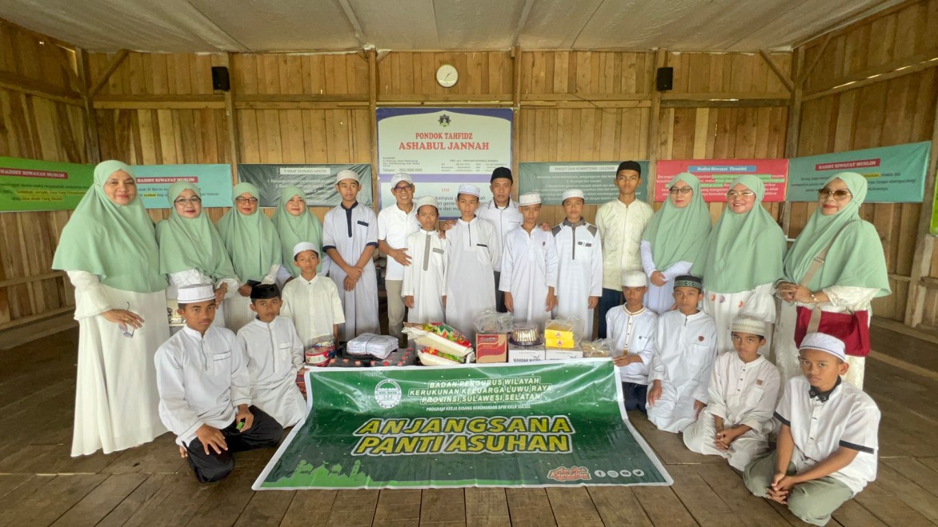 BANTUAN -- Panitia Amaliyah Ramadan BPW KKLR Sulsel sedang melakukan anjangsana ke panti asuhan dan pondok tahfiz sekaligus menyerahkan bantuan.
