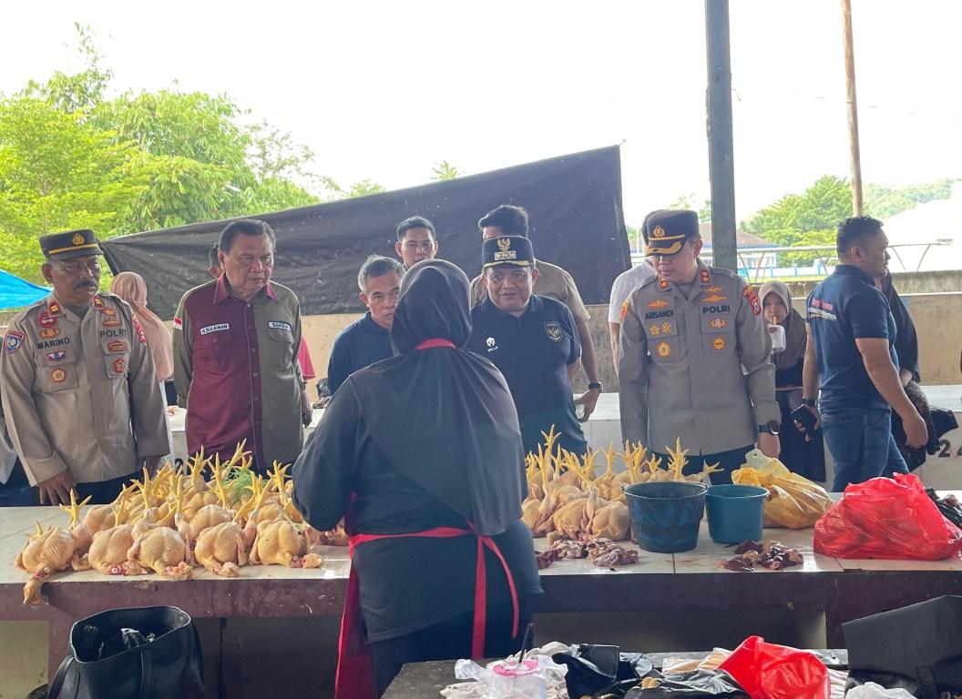 SIDAK -- Kapolres Luwu AKBP Arisandi mendampingi Pj Bupati Luwu Muh Saleh bersama dinas terkait melakukan sidak di Pasar Sentral Belopa sekaligus memastikan ketersediaan bahan pokok usai lebaran Idul Fitri 1445 H, Minggu (21/4).  