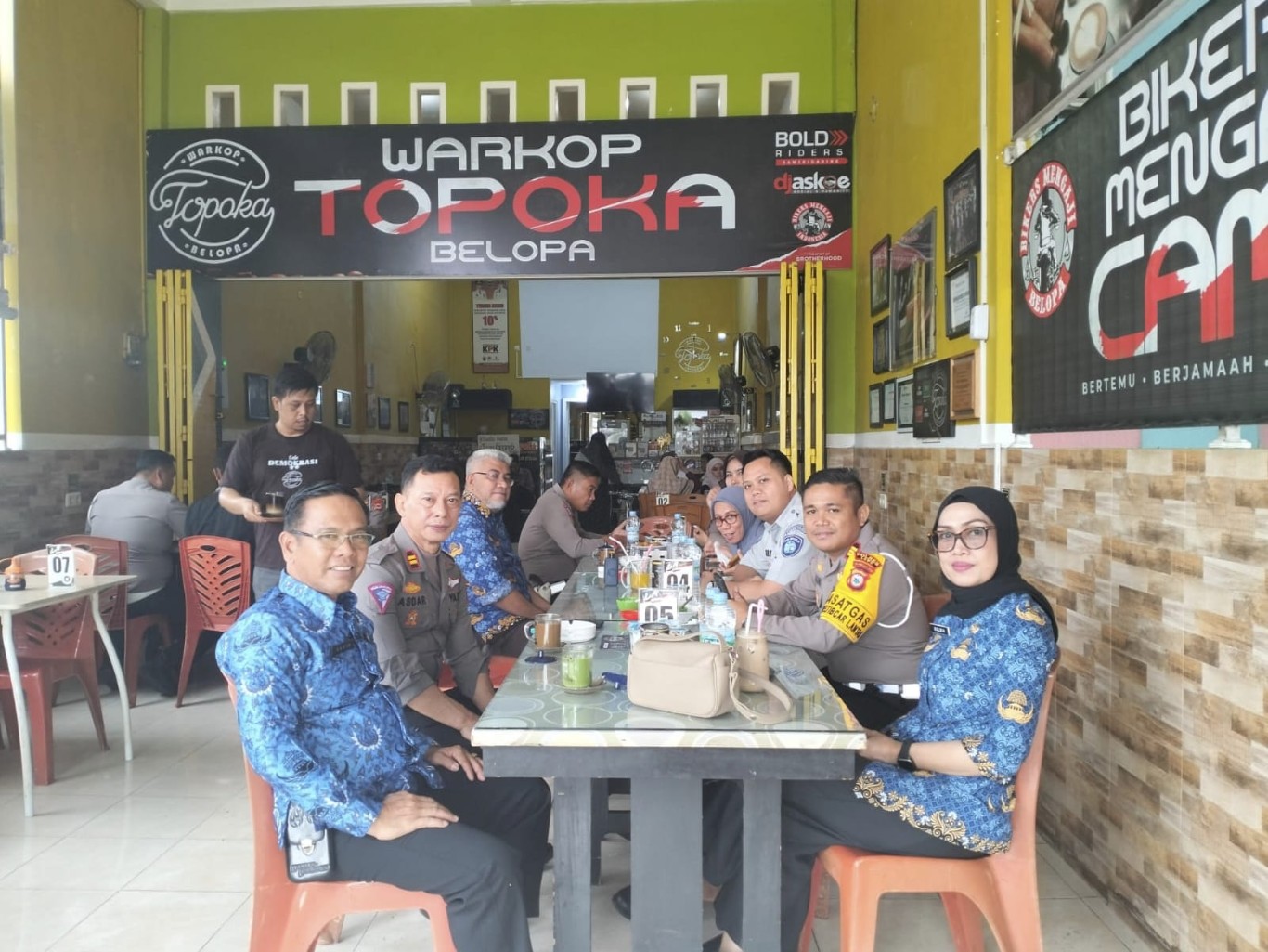 NGOPI -- Kanit Regident Polres Luwu Iptu Asdar ngopi bareng bersama Kepala UPT Bapenda (Kepala Unit Pelaksana Tehnis Pengelolaan Pendapatan Daerah) Samsat Belopa Bulnia bersama Staf di Warkop Topoka baru-baru ini