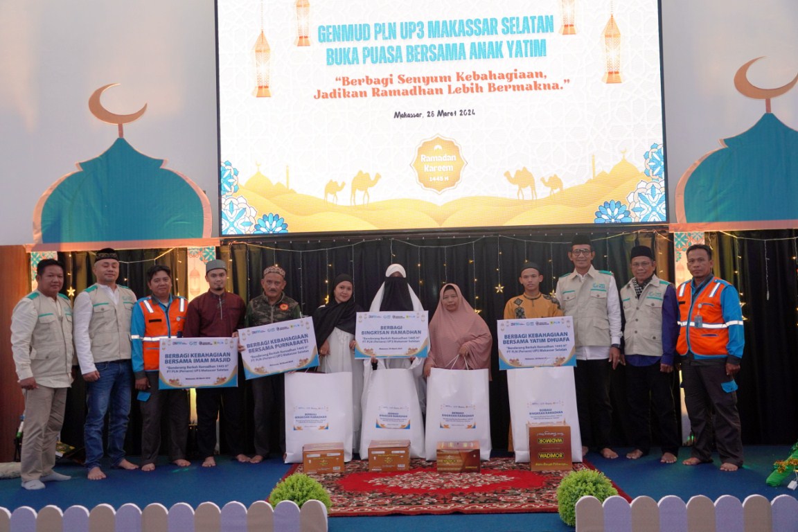 BERBAGI -- General Manager PLN UID Sulselrabar, Moch. Andy Adchaminoerdin (tiga dari kanan) didampingi Manager PLN UP3 Makassar Selatan, Gamal Rizal Kambey pada acara PLN Hadir Berbagi Kebahagiaan Bersama Yatim Dhuafa.