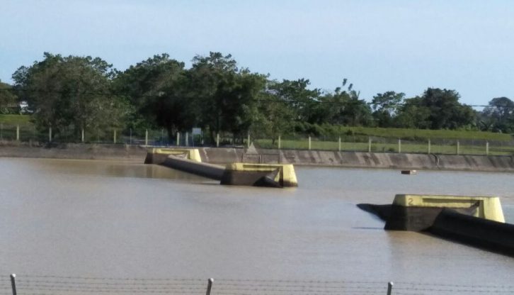 int BENDUNGAN--Wali Kota Makassar Moh Ramdhan Pomanto kembali menegaskan soal usulannnya membangun bendungan karet di Sungai Tallo dan Jeneberang.Bendungan karet ini bisa berfungsi sebagai sumber air baku baru untuk kebutuhan warga di kota Makassar.Tampak bendungan karet di Sungai Jeneberang yang sudah rusak.