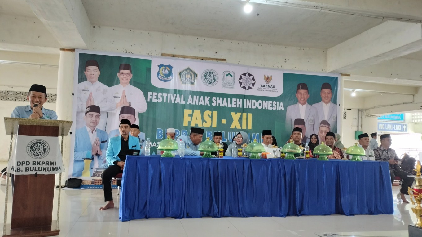 FASI -- Ketua DPW BKPRMI Sulsel H Hasid Hasan Palogai membuka secara resmi Festival Anak Shaleh Indonesia (FASI)XII tingkat Kabupaten Bulukumba di Lantai Dasar Masjid Islamic Center Bulukumba, Sabtu (20/4). Tampak dilakukan penyerahan piala bergilir dari peserta juara tahun lalu kepada panitia pelaksana. 