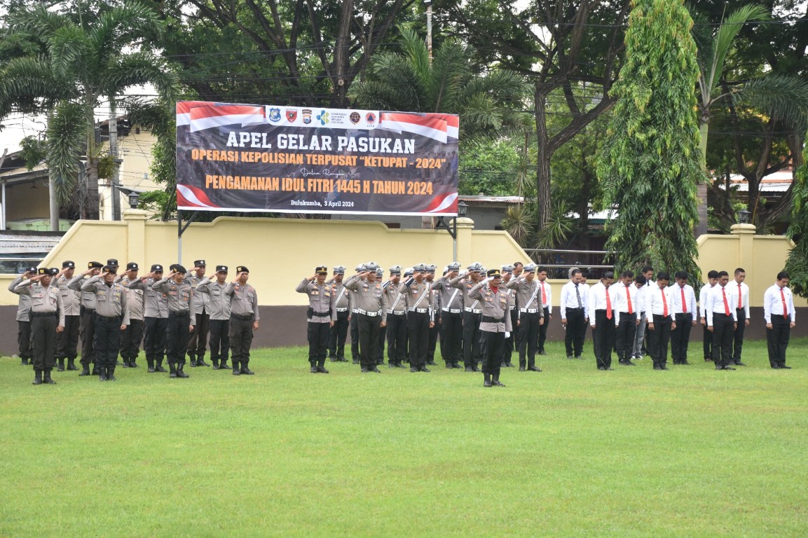 APEL -- Kapolres Bulukumba AKBP Andi Erma Suryono memimpin apel gelar pasukan operasi kepolisian terpusat Ketupat 2024 dalam rangka pengamanan Idul Fitri 1445 H di Kabupaten Bulukumba di halaman apel Mapolres Bulukumba, Senin (3/4) pagi. 