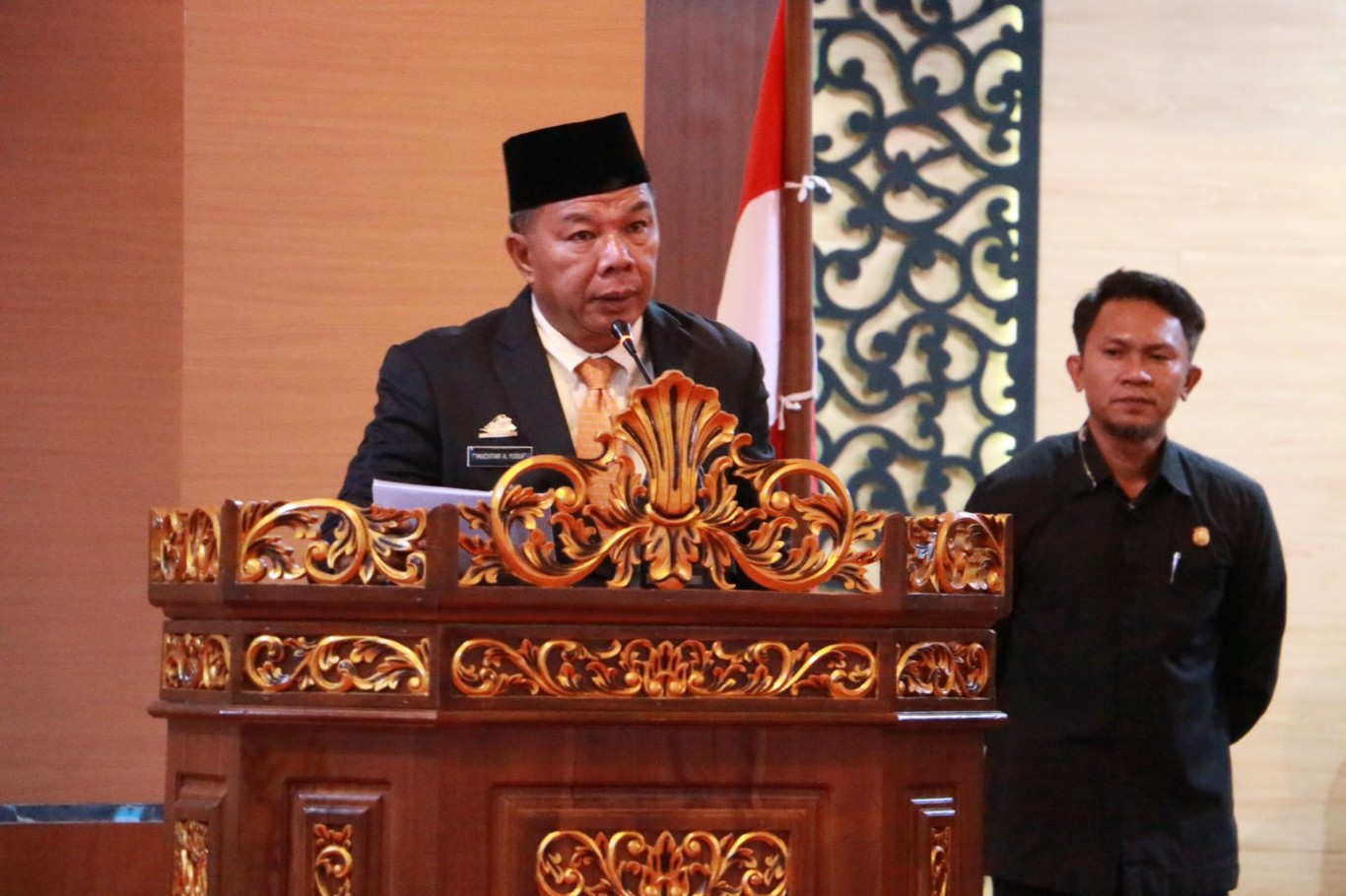 SERAHKAN LKPJ -- Bupati Bulukumba Andi Muchtar Ali Yusuf menyerahkan Laporan Keterangan dan Pertanggung Jawaban (LKPJ) Tahun Anggaran 2023 melalui Rapat Paripurna DPRD Bulukumba, Rabu (3/4).