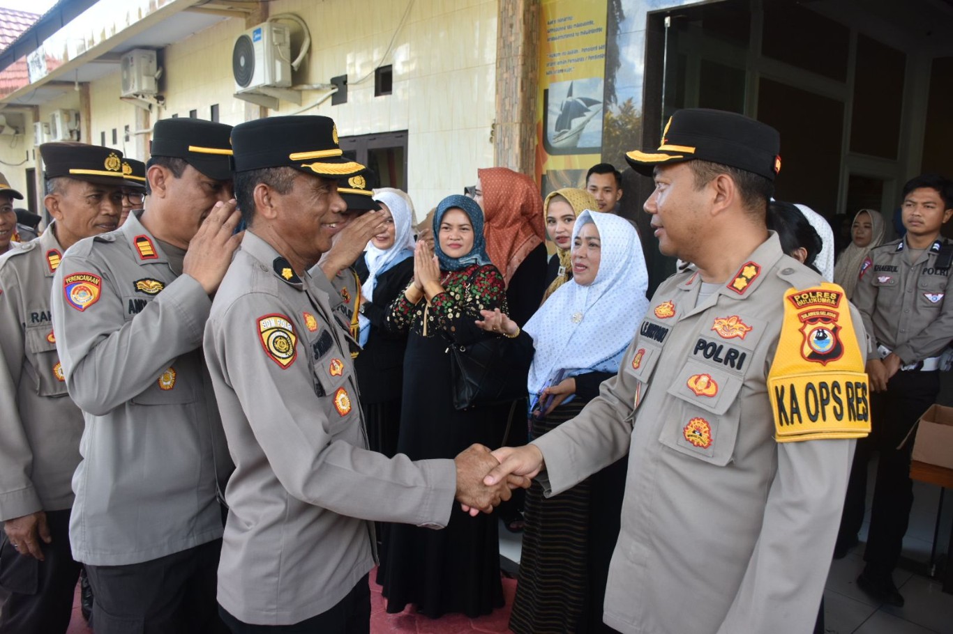 HALAL BIHALAL -- Kapolres Bulukumba AKBP Andi Erma Suryono memimpin apel di Lapangan Apel Polres Bulukumba dirangkai kegiatan halal bihalal yang dihadiri seluruh personel Polres dan Polsek jajaran usai lebaran Idul Fitri 2024, Rabu (17/4).