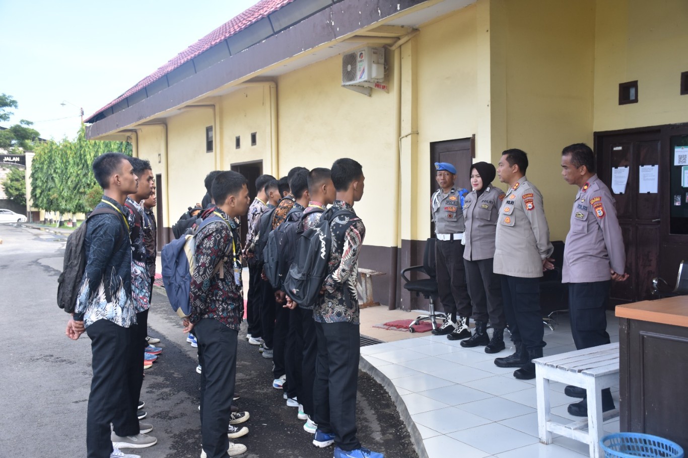 PANTAU -- Kapolres Bulukumba AKBP Andi Erma Suryono memantau kegiatan yang dilaksanakan di ruangan Bag SDM Polres Bulukumba sekaligus memberikan arahan dan semangat serta motivasi kepada Casis Polri yang diikuti oleh putra-putri dari Kabupaten Bulukumba.