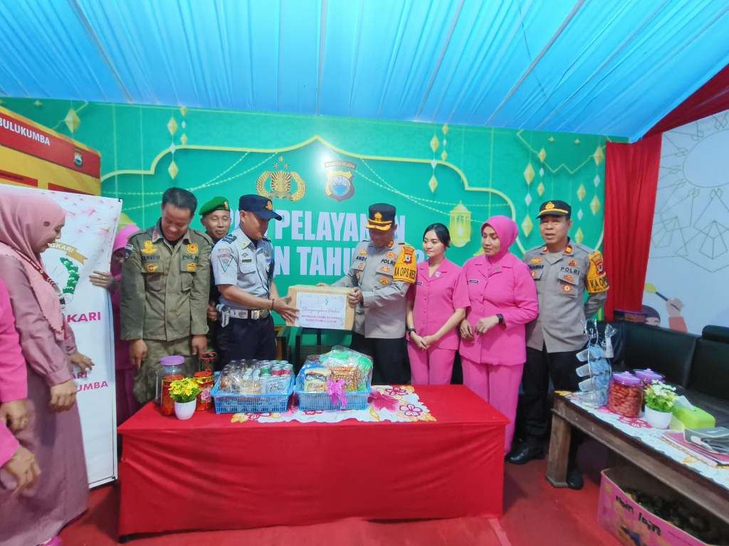 KUNJUNGI POS -- Kapolres Bukukumba AKBP Andi Erma Suryono bersama Ketua Bhayangkari Eli Andi Erma melakukan kunjungan ke pos-pos pengamanan Operasi Ketupat 2024 di Kabupaten Bulukumba, Senin (15/4).