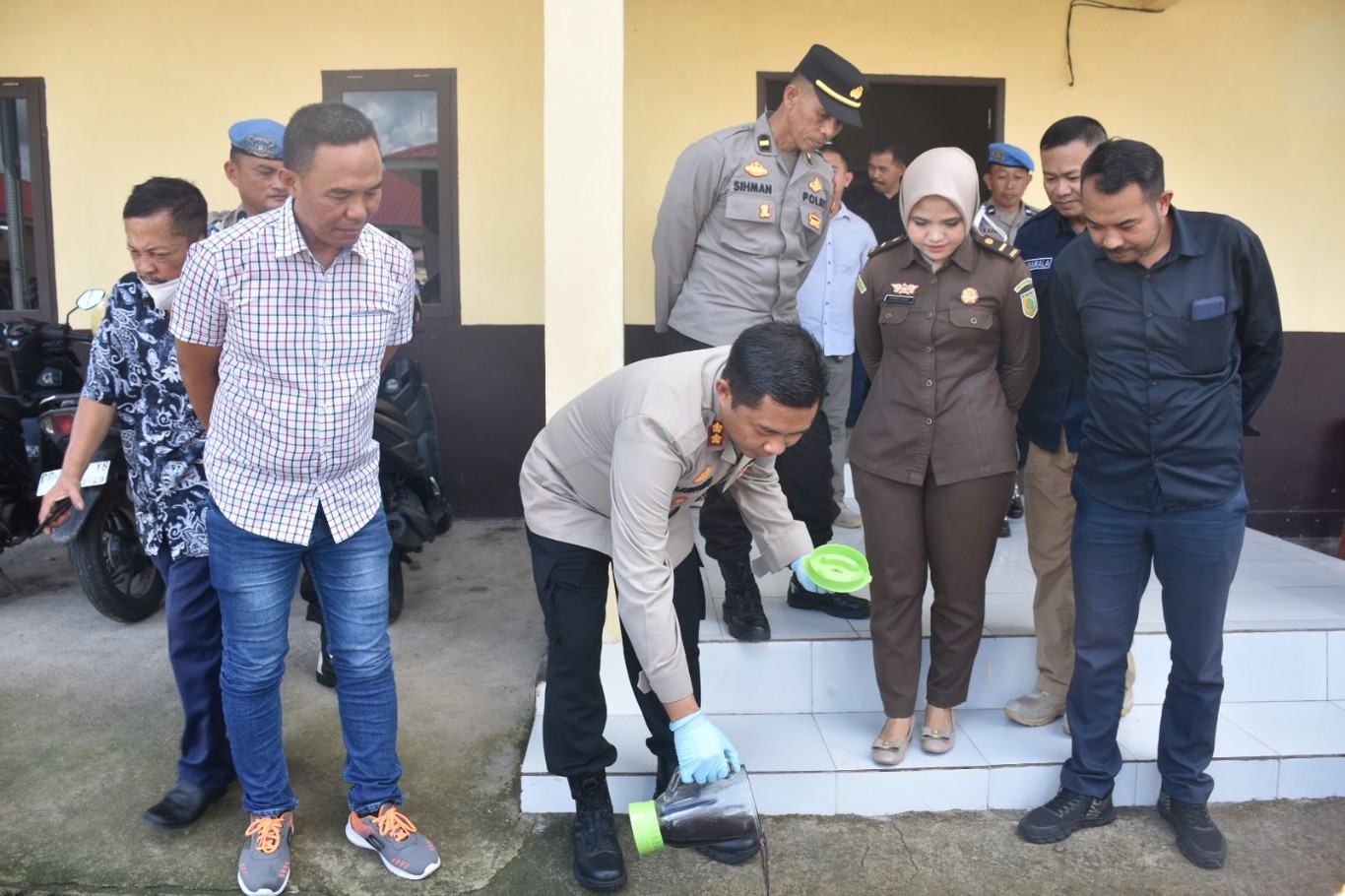 MUSNAHKAN -- Satuan Narkoba Polres Bulukumba menggelar kegiatan pemusnahan barang bukti narkoba dalam rangka perkara RJ di ruang Satnarkoba Polres Bulukumba, Kamis (25/4). Pemusnahan dipimpin Kapolres Bulukumba AKBP Andi Erma Suryono. 