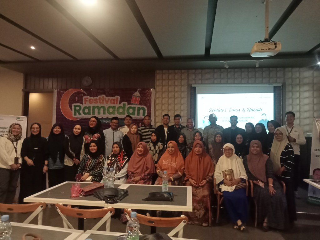 BUKBER -- Pimpinan dan pegawai Pegadaian Cabang Bulukumba foto bersama usai kegiatan Bukber sekaligus pelaksanaan Festival Ramadan di Cafe Wow Bakery baru-baru ini