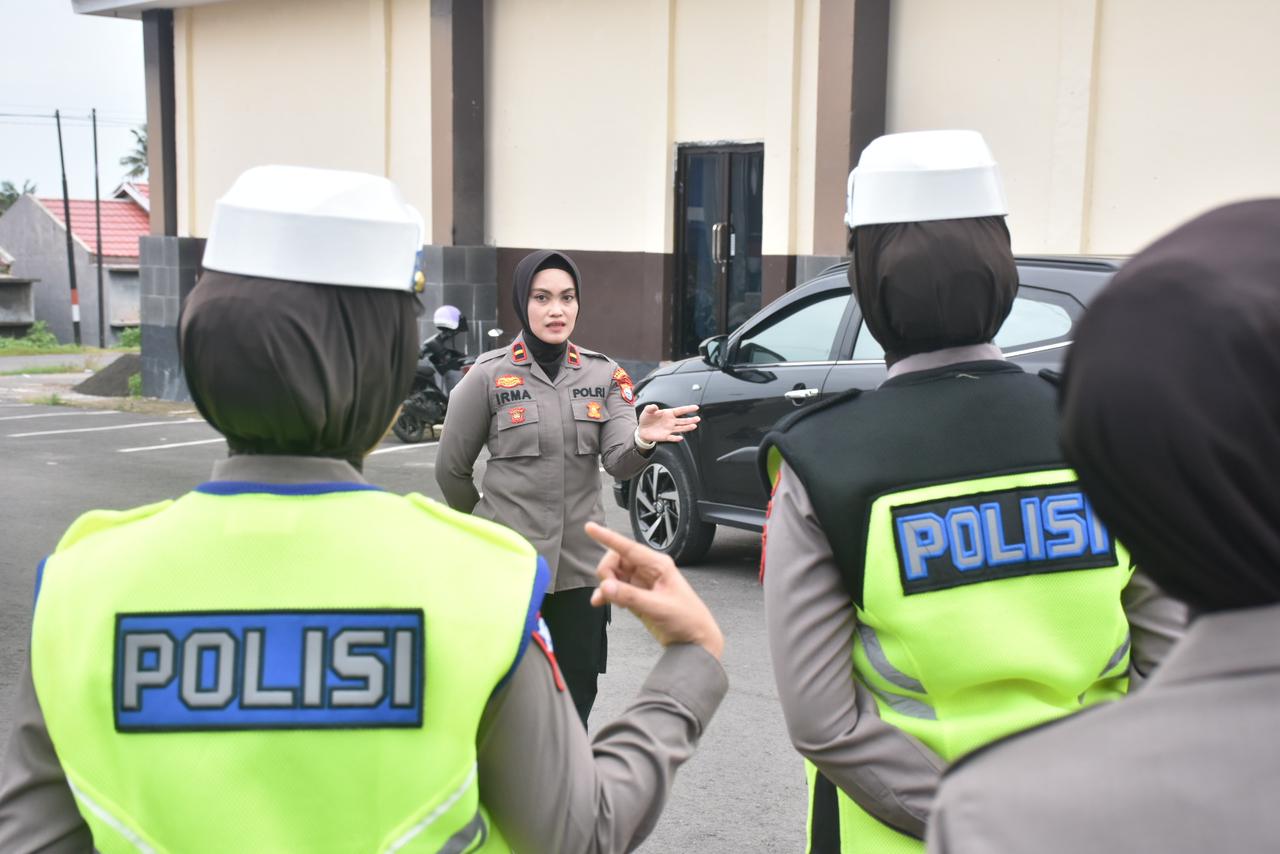 ARAHAN -- Kanit Gakkum Satlantas Polres Bulukumba Ipda Hj Andi Irmayana sedang memberikan arahan kepada personel terkait kegiatan patroli di sejumlah titik yang padat dikunjungi masyarakat.