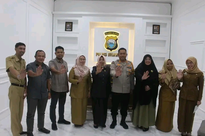 AUDIENSI -- Pansus DPRD Bulukumba foto bersama kapolres Bulukumba usai melakukan audiensi dan koordinasi membahas Ranperda tentang penyelenggaraan perlindungan perempuan dan anak di Mapolres, Selasa (2/4).